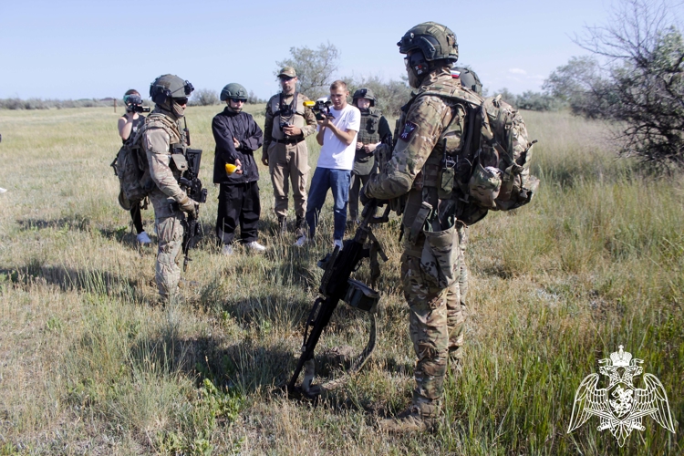 Журналисты примерили на себя роль бойцов спецназа Росгвардии в Херсонской области