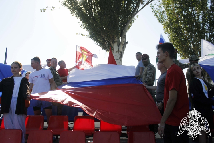 Росгвардейцы приняли участие в праздничных мероприятиях ко Дню Государственного флага РФ в Херсонской области