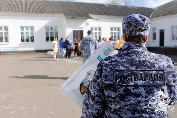 Детский реабилитационный центр посетили с подарками росгвардейцы в Херсонской области