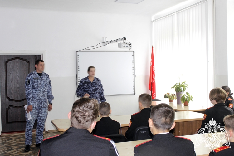 В Херсонской области росгвардейцы провели занятие для учеников подшефного класса