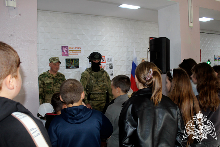 В Херсонской области сотрудники Росгвардии провели патриотическое мероприятие для школьников