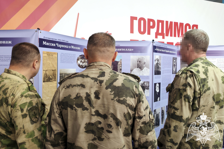 В Херсонской области росгвардейцы приняли участие в открытии патриотической выставки 