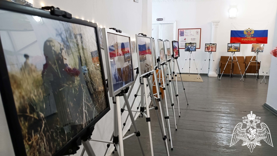 Росгвардейцы организовали выставку фотографий в Херсонской области