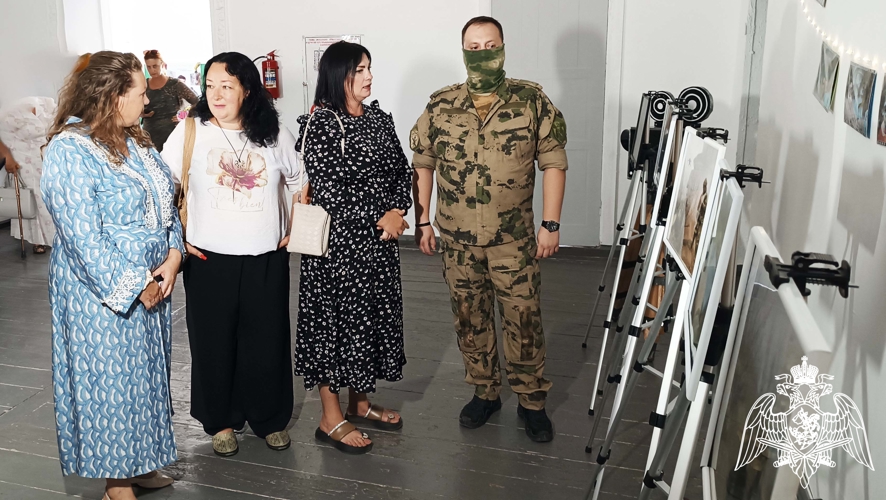 Росгвардейцы организовали выставку фотографий в Херсонской области
