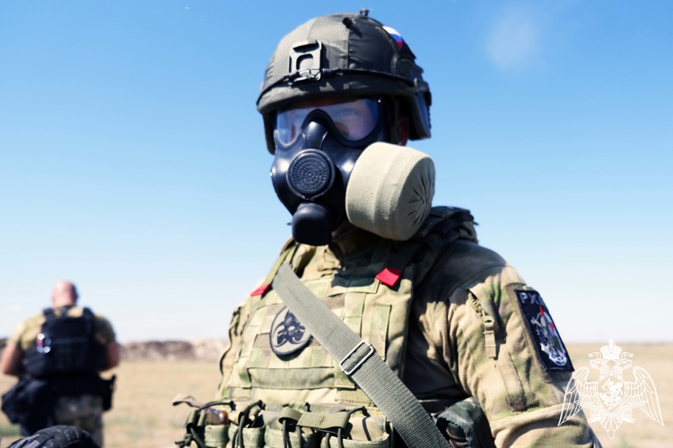 Спецназ территориального органа Росгвардии отработал тактику применения спецсредств РХБ защиты в Херсонской области