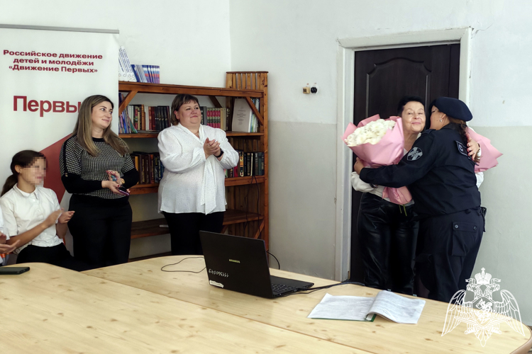 Росгвардейцы поздравили педагогов Херсонской области с Днём учителя