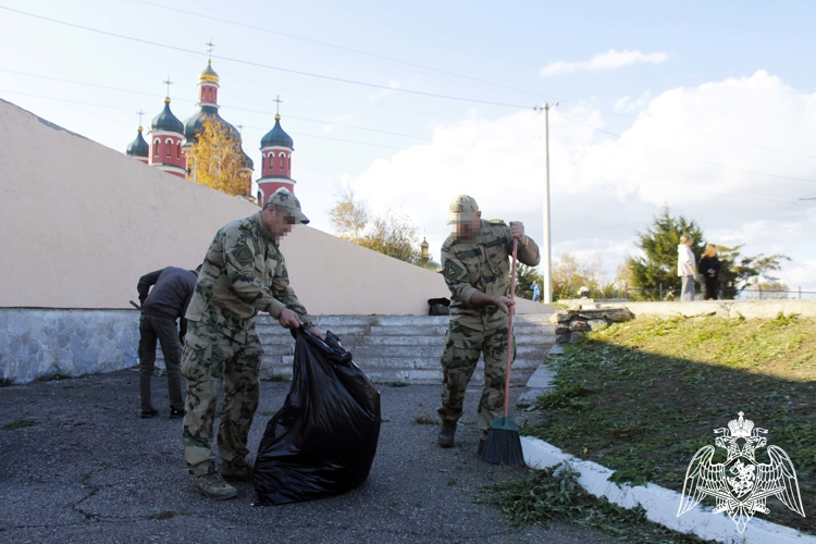 Росгвардейцы и юнармейцы провели патриотическую акцию по благоустройству мемориала в Херсонской области