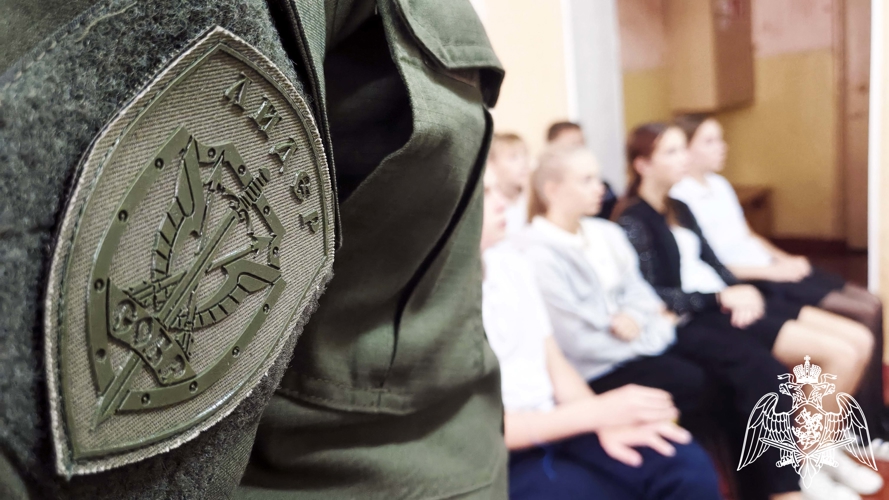 Росгвардейцы провели уроки мужества для кадет в Херсонской области