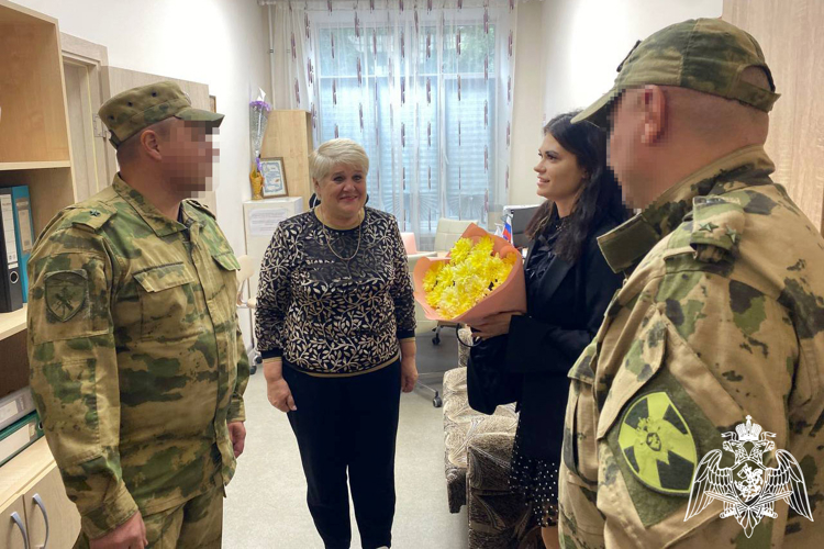 Росгвардейцы поздравили педагогов Херсонской области с Днём учителя