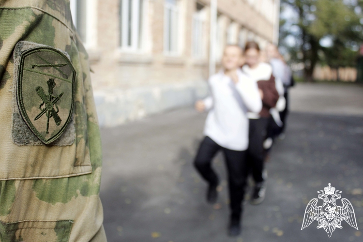 Военнослужащие Росгвардии организовали занятие по строевой подготовке для кадет в Херсонской области