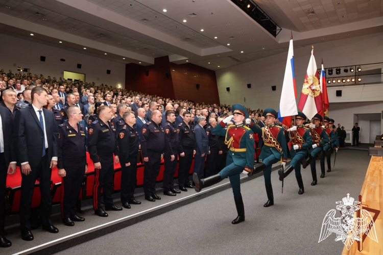 Заместитель директора Росгвардии Василий Сонин вручил государственные и ведомственные награды сотрудникам вневедомственной охраны в день профессионального праздника