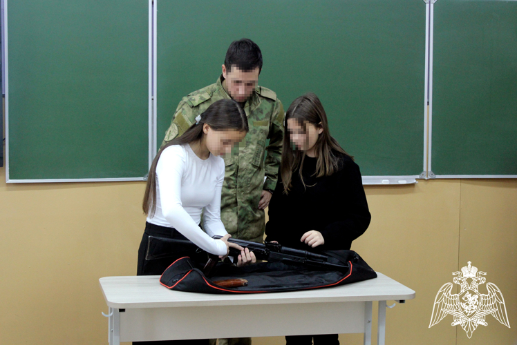 В Херсонской области военнослужащие управления Росгвардии познакомили детей с историей выдающегося конструктора-оружейника