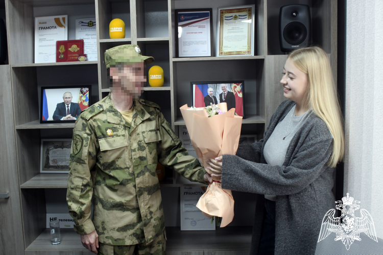  Херсонской области военнослужащие Росгвардии поздравили сотрудников телеканала «Таврия» со Всемирным днем телевидения