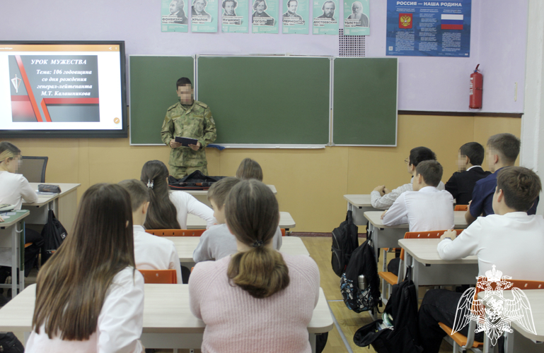 В Херсонской области военнослужащие управления Росгвардии познакомили детей с историей выдающегося конструктора-оружейника