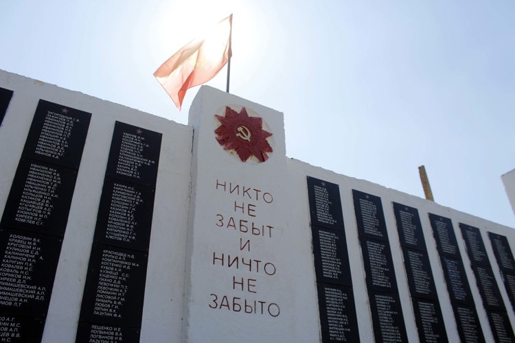В Херсонской области презентовали каталог памятников Великой Отечественной войны с фотографиями росгвардейца