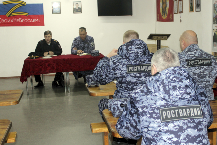 В Херсонской области сотрудники Госавтоинспекции провели с росгвардейцами занятие по безопасности дорожного движения 