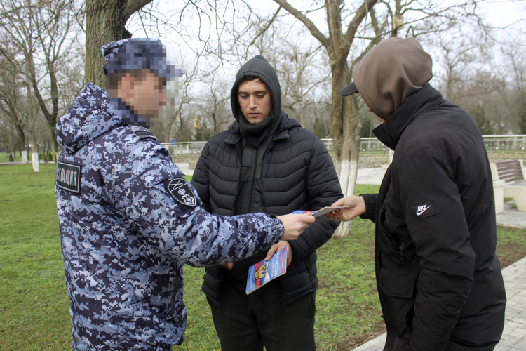Росгвардейцы поздравили жителей Херсонской области с Днём Конституции Российской Федерации