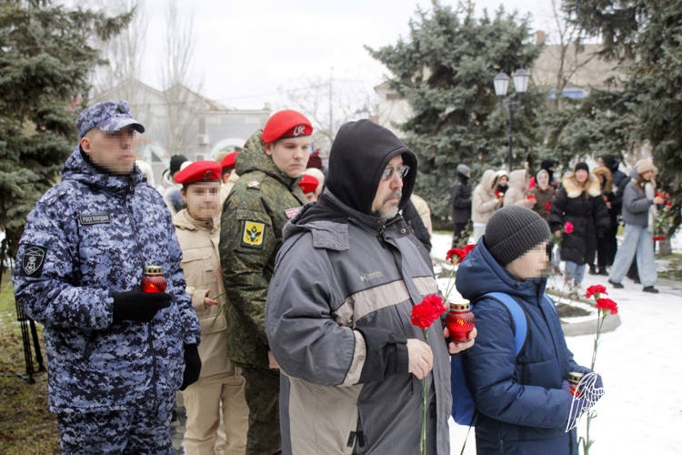 Росгвардейцы почтили память жертв теракта в селе Хорлы Херсонской области