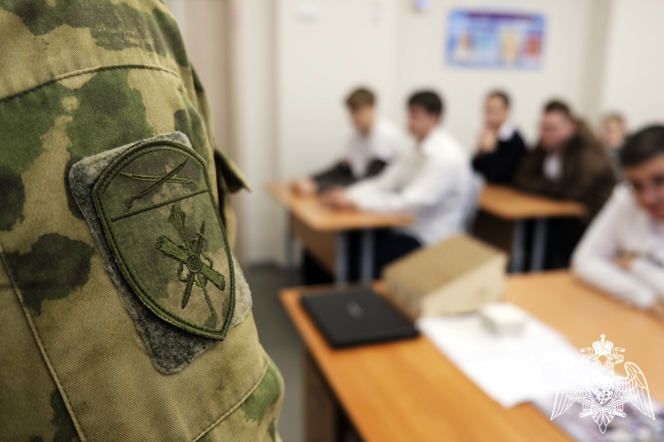 Росгвардейцы провели урок профориентации для будущих выпускников в Херсонской области