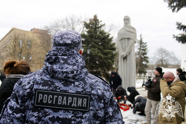 Росгвардейцы почтили память жертв теракта в селе Хорлы Херсонской области