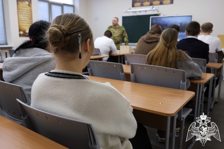 Росгвардейцы провели урок профориентации для будущих выпускников в Херсонской области