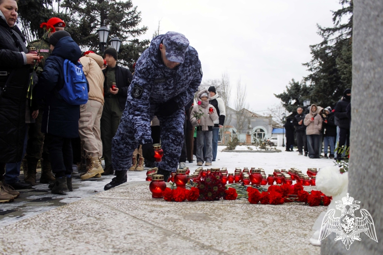 Росгвардейцы почтили память жертв теракта в селе Хорлы Херсонской области