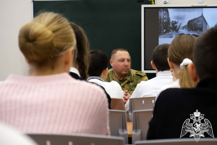 Росгвардейцы провели урок профориентации для будущих выпускников в Херсонской области