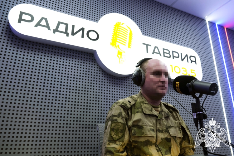 Офицер Росгвардии ответил на вопросы жителей Херсонщины в прямом эфире радио «Таврия»
