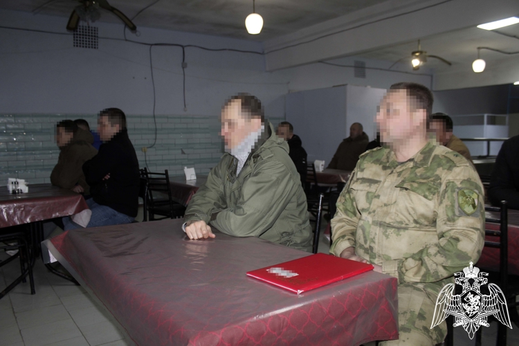 В Херсонской области сотрудники Госавтоинспекции провели с росгвардейцами занятие по безопасности дорожного движения
