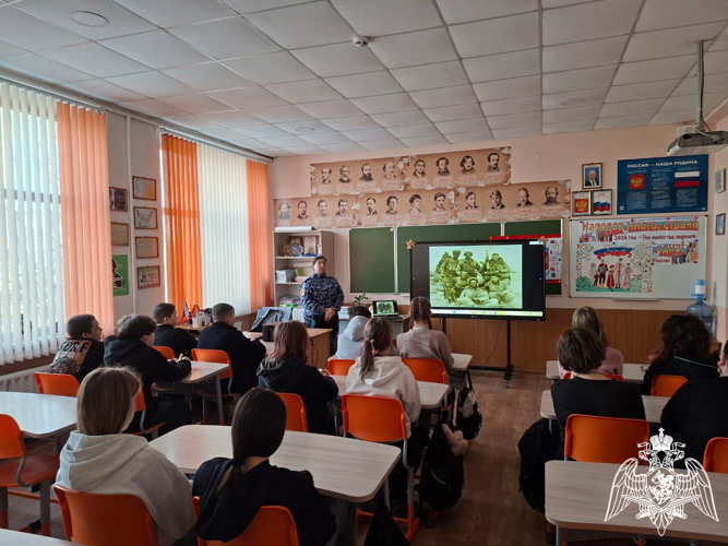 В преддверии профессионального праздника росгвардейцы провели патриотические занятия для школьников Херсонской области