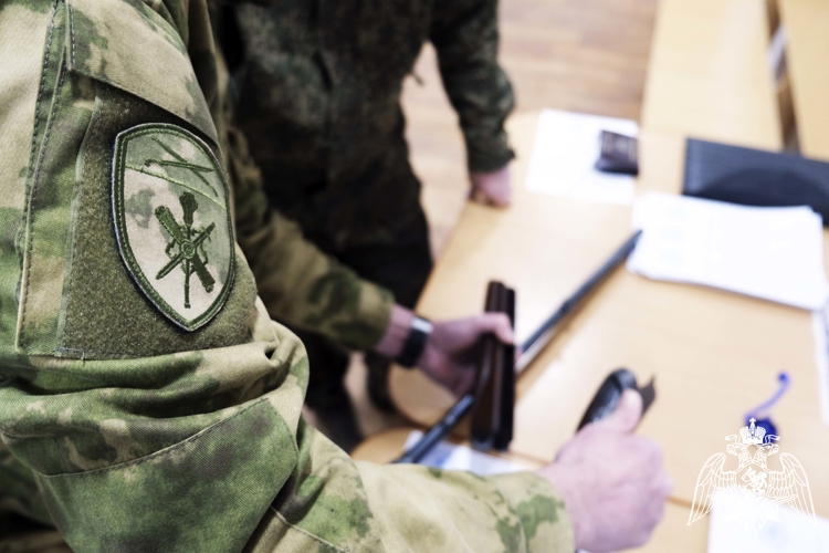 В Херсонской области росгвардейцы передали партию гражданского оружия для нужд СВО