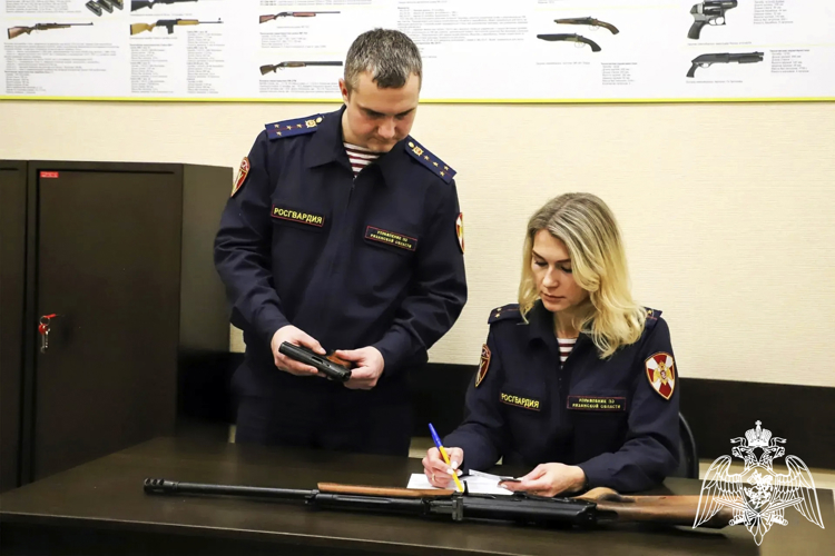 Сотрудники подразделений государственного контроля и лицензионно-разрешительной работы Росгвардии отмечают профессиональный праздник (видео)