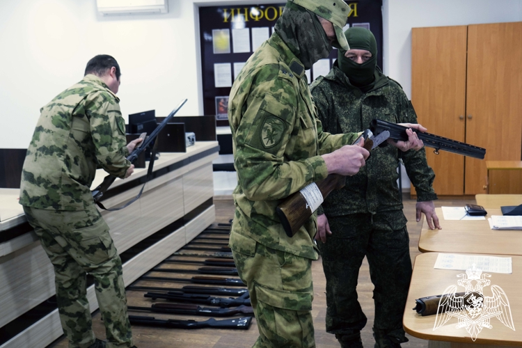В Херсонской области росгвардейцы передали партию гражданского оружия для нужд СВО