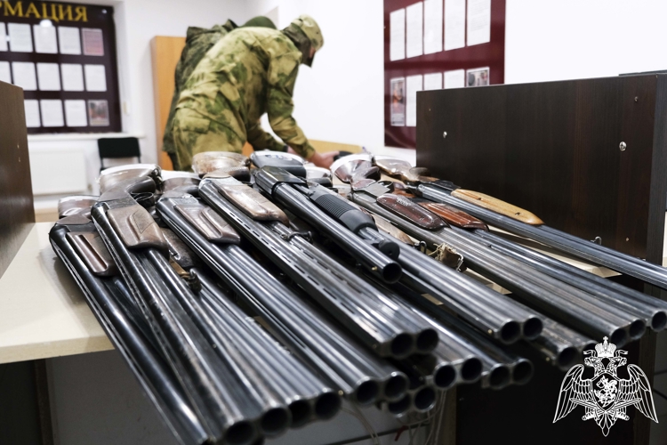 В Херсонской области росгвардейцы передали партию гражданского оружия для нужд СВО