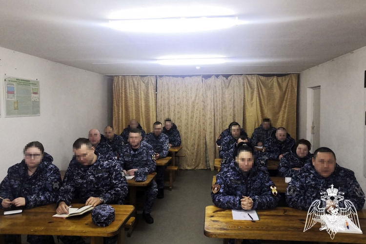 В Херсонской области сотрудники Госавтоинспекции провели с росгвардейцами занятие по безопасности дорожного движения