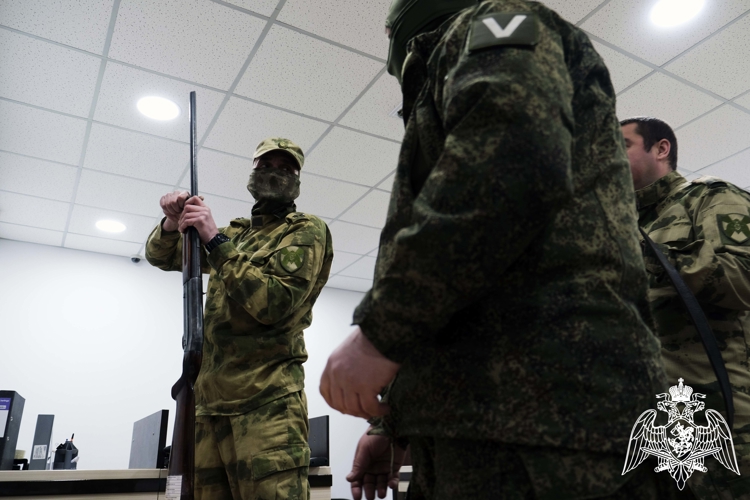 В Херсонской области росгвардейцы передали партию гражданского оружия для нужд СВО