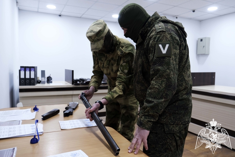 В Херсонской области росгвардейцы передали партию гражданского оружия для нужд СВО