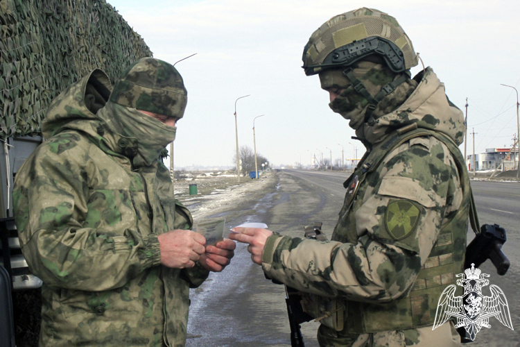 Военные инспекторы Росгвардии обеспечивают безопасность дорожного движения в зоне СВО