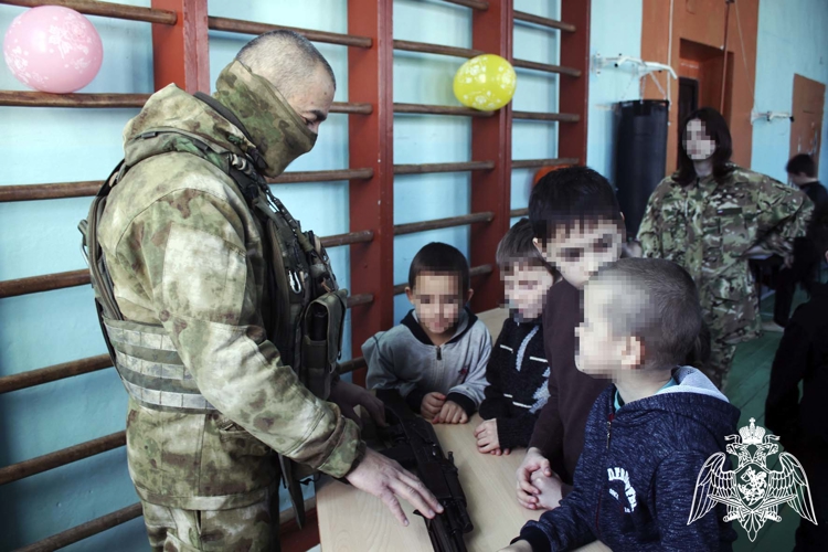Сотрудники военной контрразведки и военнослужащие Росгвардии провели патриотическое мероприятие для воспитанников подшефного детского дома в Херсонской области