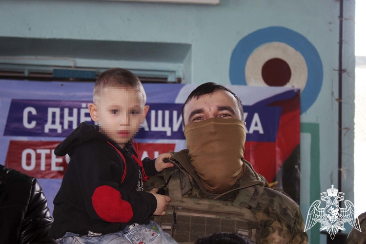 Сотрудники военной контрразведки и военнослужащие Росгвардии провели патриотическое мероприятие для воспитанников подшефного детского дома в Херсонской области