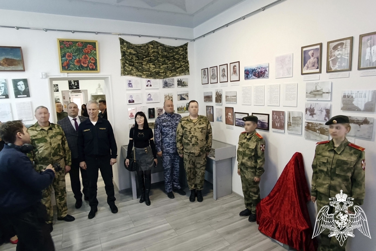В Херсонской области росгвардейцы передали в музей адмиралтейский якорь, поднятый со дна Азовского моря