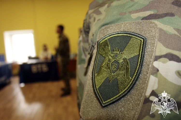 Сотрудники Росгвардии из Херсонской области провели профориентационную встречу со студентами в Севастополе