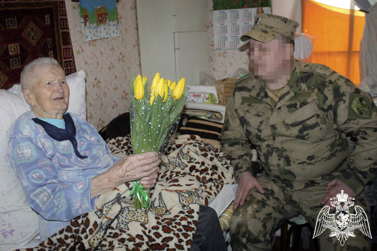 В Херсонской области росгвардейцы поздравили тружениц тыла с Международным женским днем