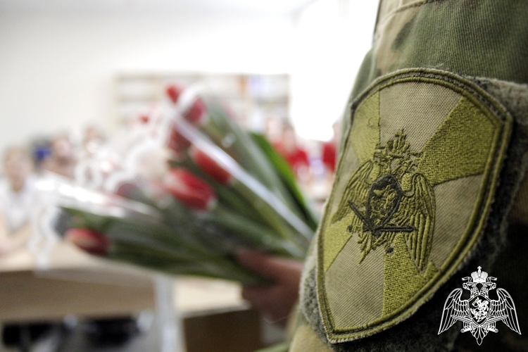 В Херсонской области в преддверии 8 Марта росгвардейцы поздравили учениц подшефного кадетского класса