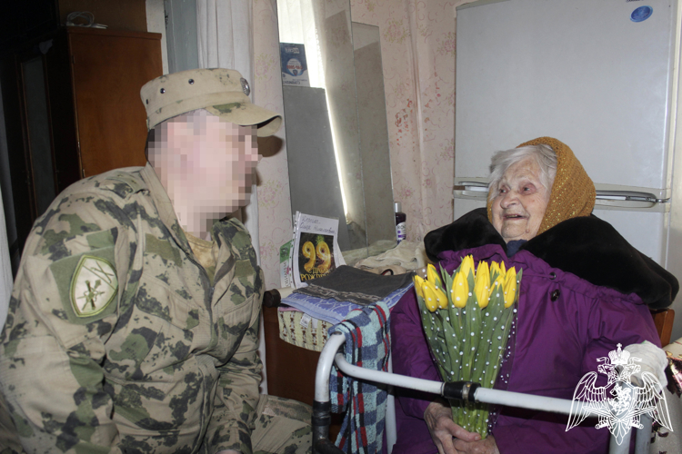 В Херсонской области росгвардейцы поздравили тружениц тыла с Международным женским днем