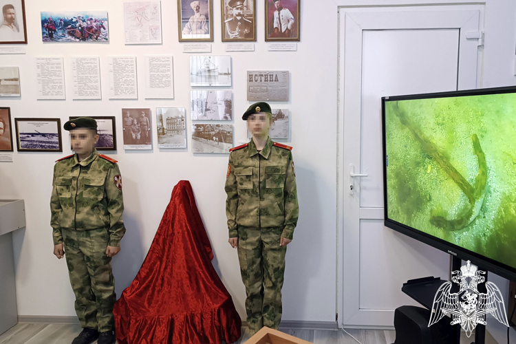 В Херсонской области росгвардейцы передали в музей адмиралтейский якорь, поднятый со дна Азовского моря