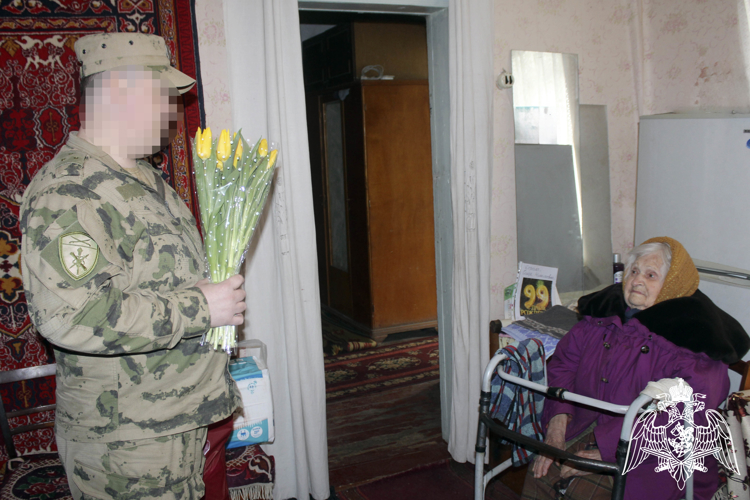 В Херсонской области росгвардейцы поздравили тружениц тыла с Международным женским днем