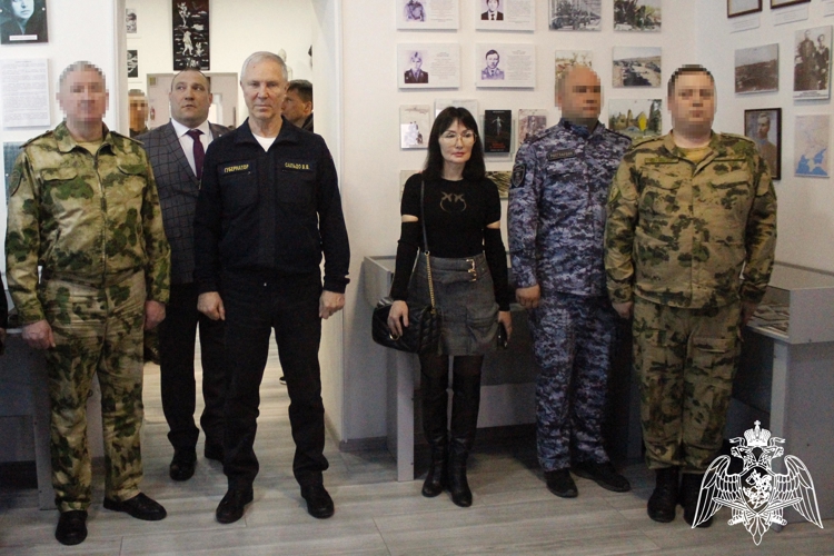 В Херсонской области росгвардейцы передали в музей адмиралтейский якорь, поднятый со дна Азовского моря