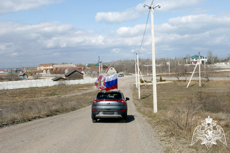 В Херсонской области в День воссоединения Крыма с Россией росгвардейцы возглавили колонну праздничного автопробега