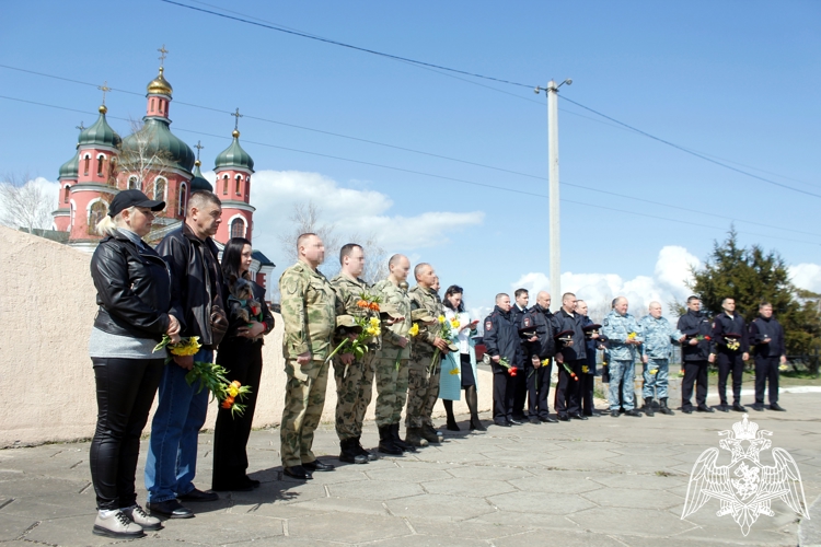 В Херсонской области росгвардейцы почтили память героев освобождения Арабатской стрелки